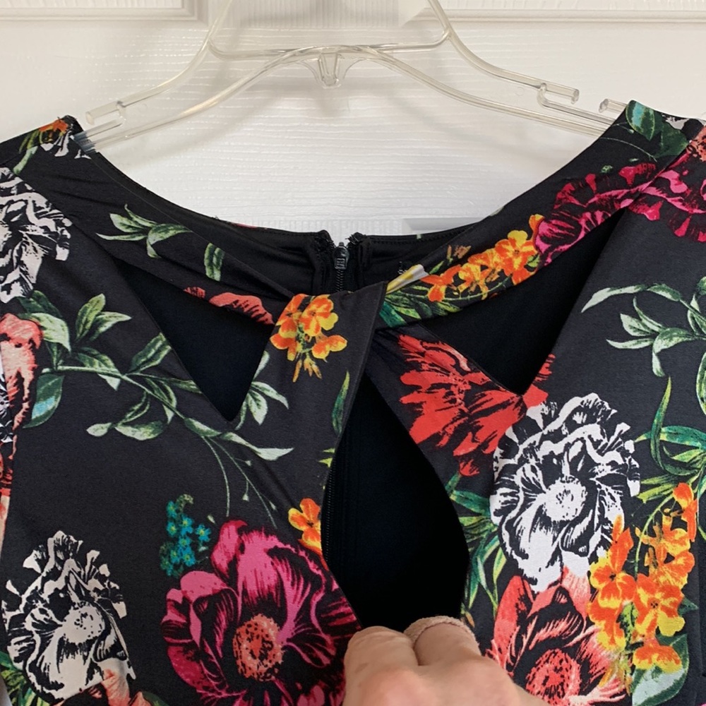 NWT Guess Beautiful, well structured dressy romper. Multicolored 1-28-21 - Picture 3 of 9